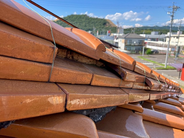 棟瓦が脱落している